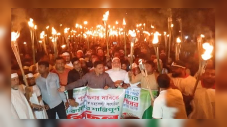 বিএনপির প্রার্থী বদলের দাবিতে আখাউড়ায় কাফনের কাপড় পরে মশাল মিছিল 