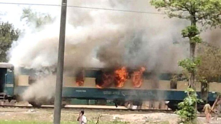 ময়মনসিংহ রেলস্টেশনে ট্রেনে আগুন, দ্রুত নিয়ন্ত্রণে আনল নিরাপত্তা বাহিনী