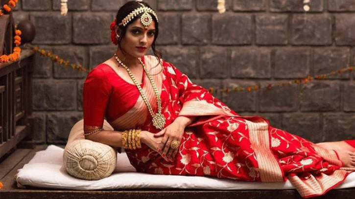 যত্ন নিন বেনারসি শাড়ির...