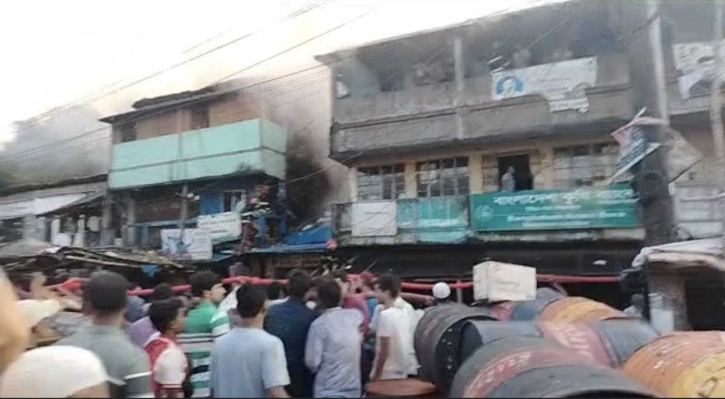 উখিয়া বাজারে আগুন: একরাম মার্কেটে আগুনে পুড়ে নিহত ১, নিয়ন্ত্রণে ফায়ার সার্ভিসের ৫ ইউনিট