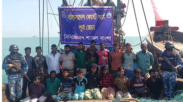 সেন্টমার্টিনে অবৈধ ট্রলিং বোট জব্দ, আটক ১৯ জেলে