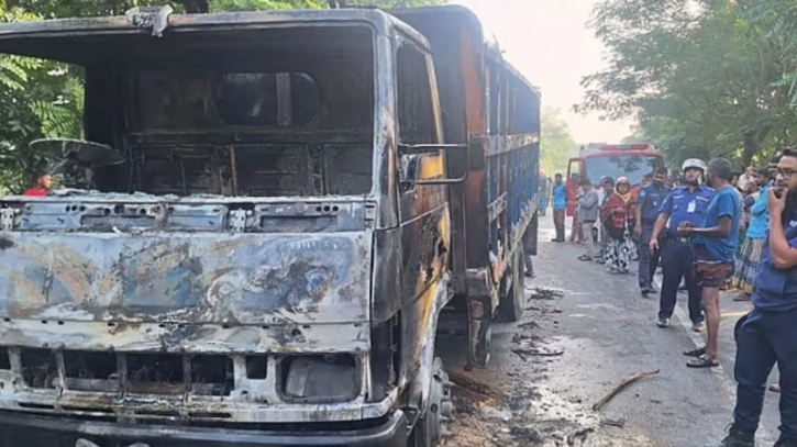 পদ্মা সেতুর সামনে অবরোধ, ট্রাকে আগুন ও যান চলাচল বন্ধ