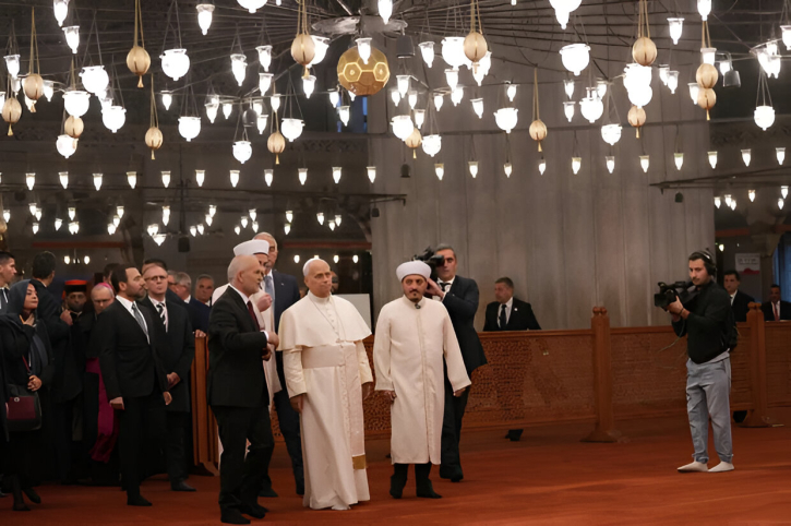 তুরস্কের ব্লু মসজিদে পোপ লিও