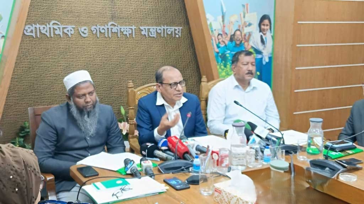 শিক্ষকদের ওপর পুলিশের সাউন্ড গ্রেনেডের ‘দায়’ শিক্ষক নেতাদের