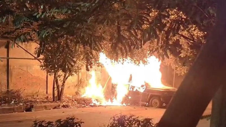 আগারগাঁওয়ে পার্কিং করা গাড়িতে আগুন