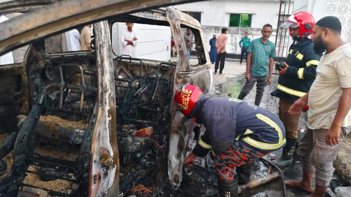 তুরাগে সাবেক এমপির ভাইয়ের গাড়িতে আগুন