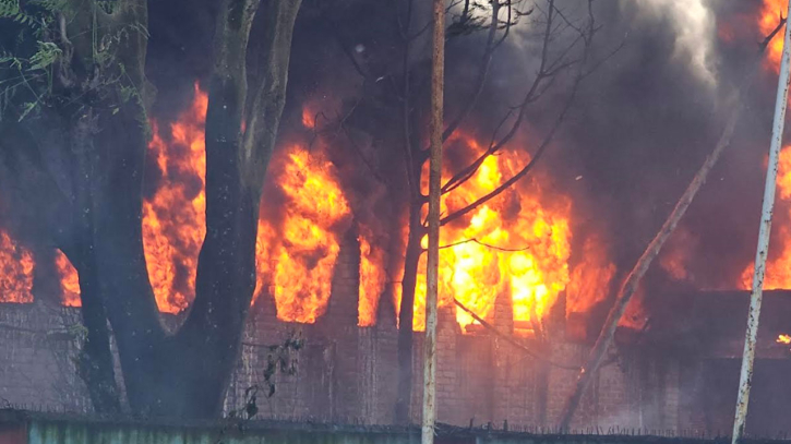 গাজীপুরে কয়েল কারখানায় আগুন, নিয়ন্ত্রণে ১০ ইউনিট