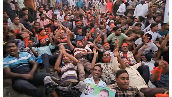 গাংনীতে বিএনপির মনোনয়ন বাতিলের দাবিতে মহাসড়কে শুয়ে বিক্ষোভ