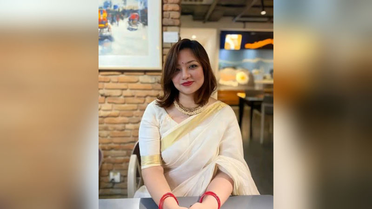 রাফিয়ার পাশে ঢাবির শিক্ষক শেহরীন মোনামি