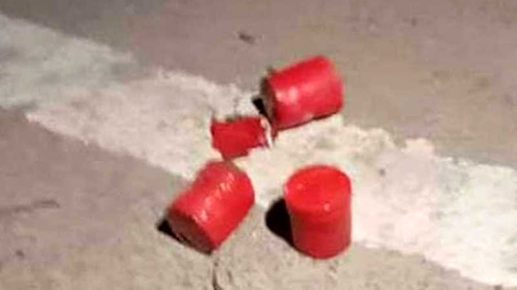 জুরাইনে ককটেল বিস্ফোরণ, আটক ১