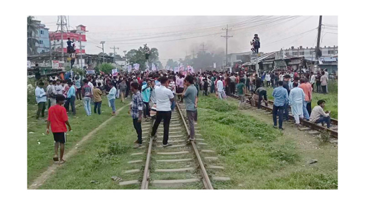 কুমিল্লায় বিএনপির মনোনয়ন নিয়ে বিক্ষোভ, রেলপথ অবরোধ