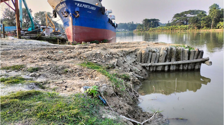 দখল-দূষণে হুমকিতে নওয়াপাড়া নদীবন্দর