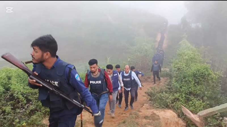 টেকনাফে অপহরণকারীদের আস্তানায় সাঁড়াশি অভিযান