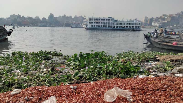 বর্জ্য নিয়েই চলছে বুড়িগঙ্গা