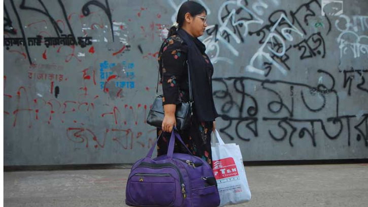 হল ছাড়ছেন ঢাবি শিক্ষার্থীরা