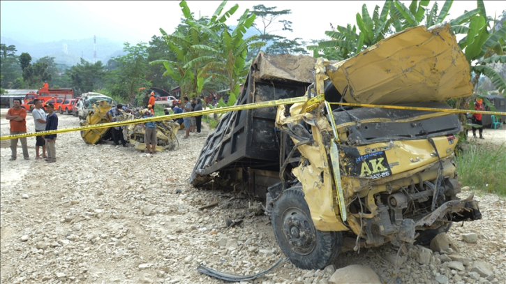 ইন্দোনেশিয়ায় ভূমিধসে নিহত বেড়ে ১১, নিখোঁজ ১২