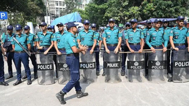 দেশের বিভিন্ন স্থানে আগুন–ককটেল হামলা, মাঠে নামছে আইনশৃঙ্খলা বাহিনী