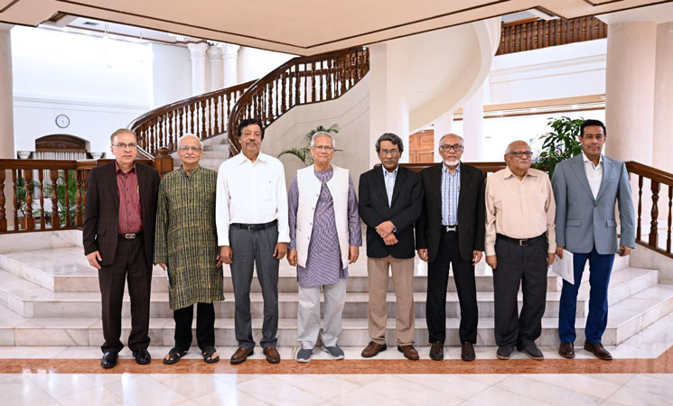 রাষ্ট্রীয় অতিথি ভবন যমুনায় সোমবার জাতীয় ঐকমত্য কমিশনের শেষ বৈঠক হয়।  ছবি: প্রধান উপদেষ্টার ফেসবুক পেজ