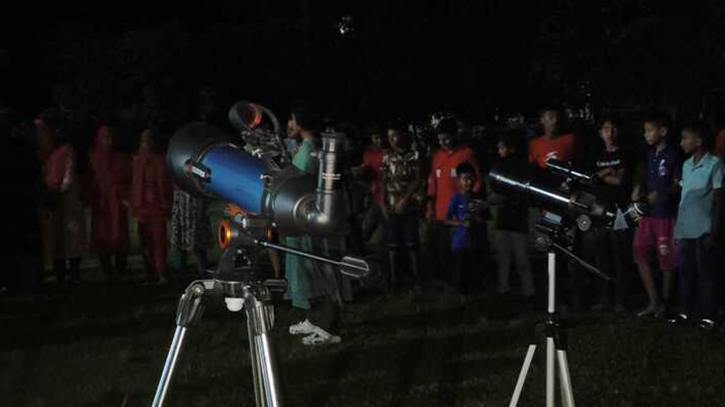 টেলিস্কোপে মহাকাশ দেখল বাগেরহাটের শিক্ষার্থীরা টেলিস্কোপে মহাকাশ দেখল বাগেরহাটের শিক্ষার্থীরা