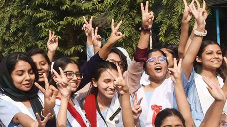 এইচএসসিতে জিপিএ-৫ কমেছে অর্ধেকের বেশি এইচএসসিতে জিপিএ-৫ কমেছে অর্ধেকের বেশি