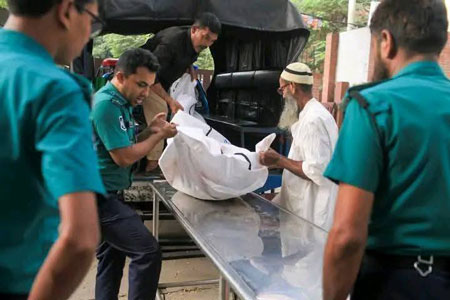 আবুল কালামের মরদেহ গাড়িতে তোলা হচ্ছে