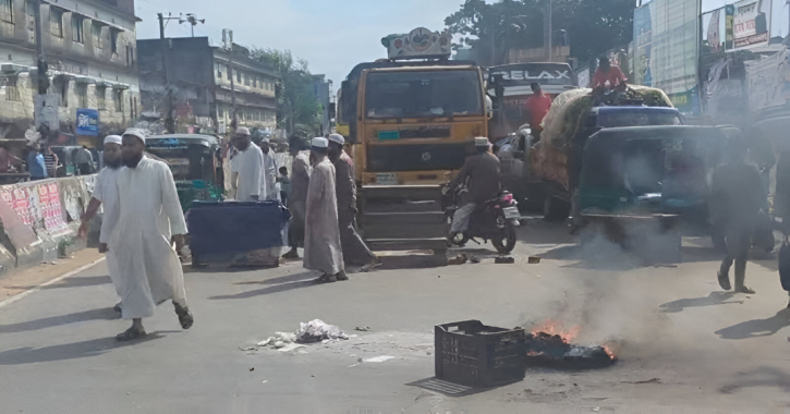 চট্টগ্রামে বাসের ধাক্কায় হেফাজত নেতা নিহত, মহাসড়ক অবরোধ