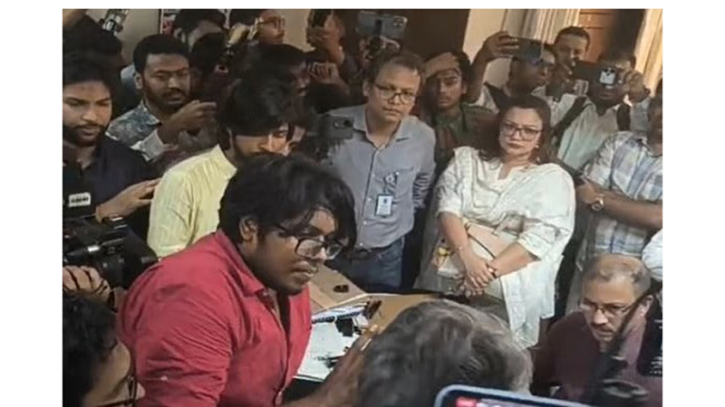 তিন দফা দাবিতে ঢাবির প্রশাসনিক ভবন ঘেরাও ডাকসু নেতাদের তিন দফা দাবিতে ঢাবির প্রশাসনিক ভবন ঘেরাও ডাকসু নেতাদের