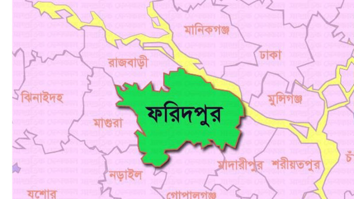 ফরিদপুরে চুরির অভিযোগে ৩ যুবকের চুল কাটল গ্রামবাসী ফরিদপুরে চুরির অভিযোগে ৩ যুবকের চুল কাটল গ্রামবাসী