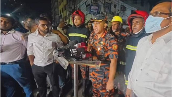 শাহজালালে আগুন নেভাতে সময় লাগল ‘বাতাসের কারণে’ শাহজালালে আগুন নেভাতে সময় লাগল ‘বাতাসের কারণে’