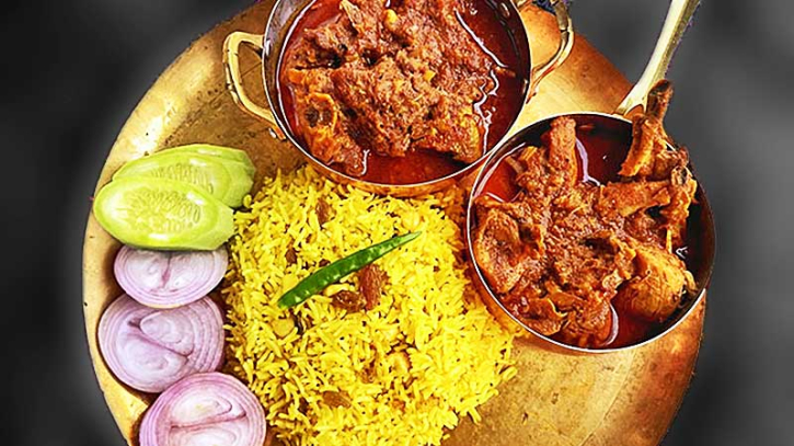 দশমীর দুপুরে বাসন্তী পোলাও আর মাটন রোগান জোশ