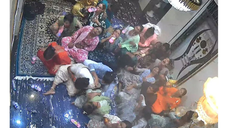 ফিনাইল খেয়ে আত্মহত্যার চেষ্টা করলেন একসঙ্গে ২৫ রূপান্তরকামী ফিনাইল খেয়ে আত্মহত্যার চেষ্টা করলেন একসঙ্গে ২৫ রূপান্তরকামী