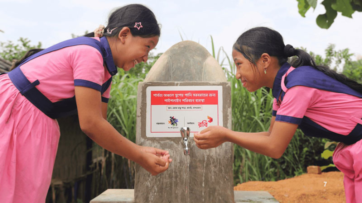 বান্দরবানের ওয়াকচাকু পাড়ায় নিরাপদ সুপেয় পানি দিচ্ছে রবি বান্দরবানের ওয়াকচাকু পাড়ায় নিরাপদ সুপেয় পানি দিচ্ছে রবি