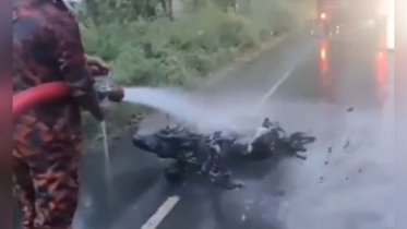 রাজশাহীতে ট্রাকের সঙ্গে সংঘর্ষে মোটরসাইকেলে আগুন, নিহত ১