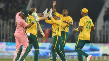 ১০ মাস পর ফিরেই শূন্য রানে আউট বাবর আজম ১০ মাস পর ফিরেই শূন্য রানে আউট বাবর আজম