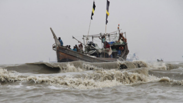 বঙ্গোপসাগর থেকে ৬ ট্রলারসহ ১০৪ জেলে গ্রেপ্তার