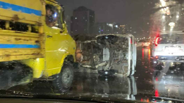 এলিভেটেড এক্সপ্রেসওয়েতে পিকআপ উল্টে যানজট, এয়ারপোর্টমুখী লেন বন্ধ এলিভেটেড এক্সপ্রেসওয়েতে পিকআপ উল্টে যানজট, এয়ারপোর্টমুখী লেন বন্ধ