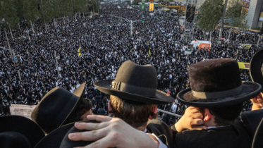 জেরুজালেমে দুই লাখ হারেদি ইহুদির বিক্ষোভ জেরুজালেমে দুই লাখ হারেদি ইহুদির বিক্ষোভ