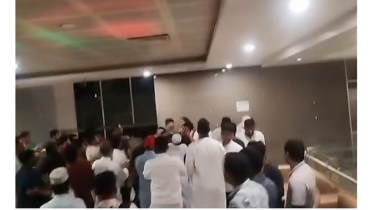 শাহবাগে এনসিপির দুই গ্রুপের সংঘর্ষ, নেপথ্যে আর্থিক লেনদেন শাহবাগে এনসিপির দুই গ্রুপের সংঘর্ষ, নেপথ্যে আর্থিক লেনদেন