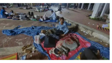 রাতেও শহীদ মিনারে এমপিওভুক্ত শিক্ষকরা
