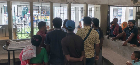 দাঁড়িয়ে থাকা ট্রাকের  ধাক্কা, প্রাণ গেল ভ্যান চালকের