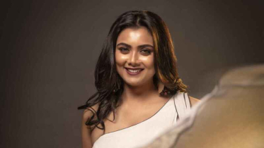 শাকিবের ‘প্রিন্স’ সিনেমায় নায়িকা ইধিকার ৩০ লাখ টাকার পারিশ্রমিক দাবি