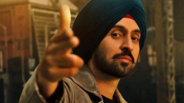 অমিতাভের পা ছুঁয়ে প্রণাম করায় বিতর্কে দিলজিৎ, শিখ সংগঠনের হুমকি অমিতাভের পা ছুঁয়ে প্রণাম করায় বিতর্কে দিলজিৎ, শিখ সংগঠনের হুমকি