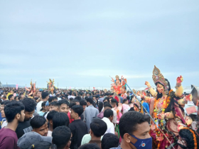 কক্সবাজারে সৈকতে প্রতিমা বিসর্জনে মানুষের ঢল