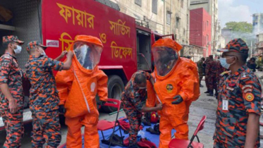 মিরপুরে  অগ্নিকাণ্ডের ঘটনাস্থলে ফায়ার সার্ভিসের ‘হ্যাজমেট টিম’