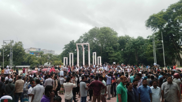 শহীদ মিনারে ঢাকা কলেজের শিক্ষার্থীরা