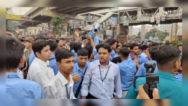 ফার্মগেট সড়ক আটকে দিলেন শিক্ষার্থীরা