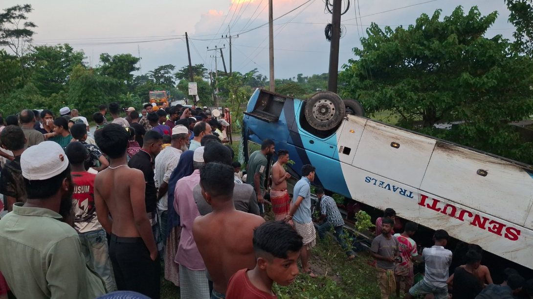 টাঙ্গুয়ার হাওরে বেড়াতে গিয়ে বাস খাদে, মা-মেয়ে নিহত টাঙ্গুয়ার হাওরে বেড়াতে গিয়ে বাস খাদে, মা-মেয়ে নিহত