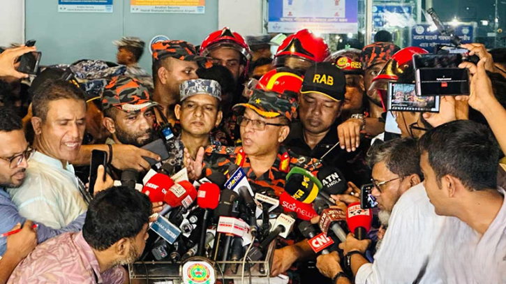শাহজালালে আগুন নেভাতে সময় লাগল ‘বাতাসের কারণে’ শাহজালালে আগুন নেভাতে সময় লাগল ‘বাতাসের কারণে’
