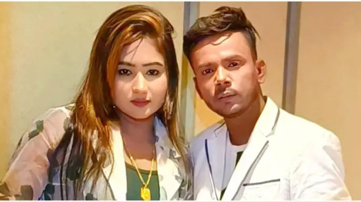 ফের আলোচনায় হিরো আলম ও রিয়া মনি ফের আলোচনায় হিরো আলম ও রিয়া মনি