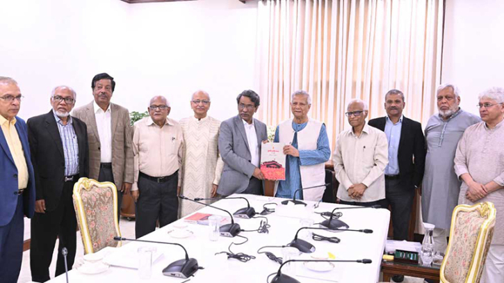 জুলাই সনদ বাস্তবায়নের সুপারিশ প্রধান উপদেষ্টার হাতে জুলাই সনদ বাস্তবায়নের সুপারিশ প্রধান উপদেষ্টার হাতে